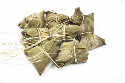 汕头人包粽子多用竹叶,粽子有竹叶的清香味,但要煮软再用.