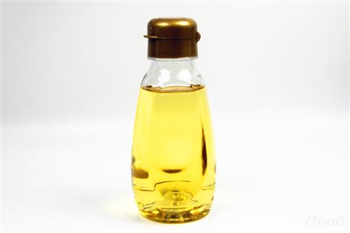 植物油中的脂肪酸能使皮肤滋润有光泽.