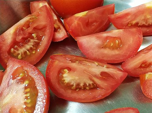 西红柿生吃与熟吃营养有什么不同_饮食问题_