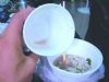 泡沫饭盒与热汤“融为一体”