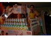 奶粉市场销售火爆 伊利“营养顾问”现身超市